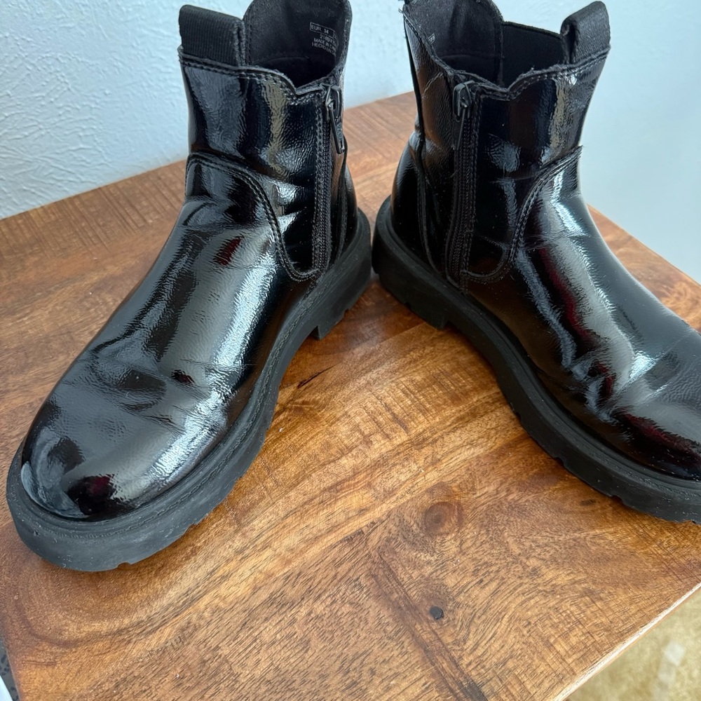 Zara girls' Black Adventure Boots zip up size EU34 with elastic on one side.